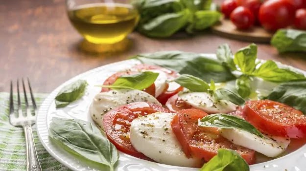 Caprese Salad with Pesto Sauce