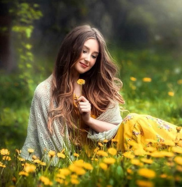 Thiếu nữ tóc dài ngồi bên hoa