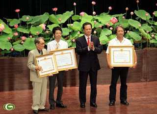 Thủ tướng Chính phủ Nguyễn Tấn Dũng trao Giải thưởng Hồ Chí Minh và Giải thưởng Nhà nước cho các cá nhân có thành tích đặc biệt xuất sắc tại Lễ kỷ niệm.