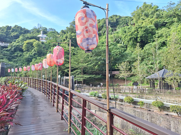 台南白河關子嶺風景區溫泉美食節泡湯吃美食賞燈飾，日夜都美麗