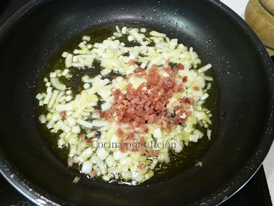 Alcachofas y patatas a la importancia. Sofriendo la cebolleta y el jamón