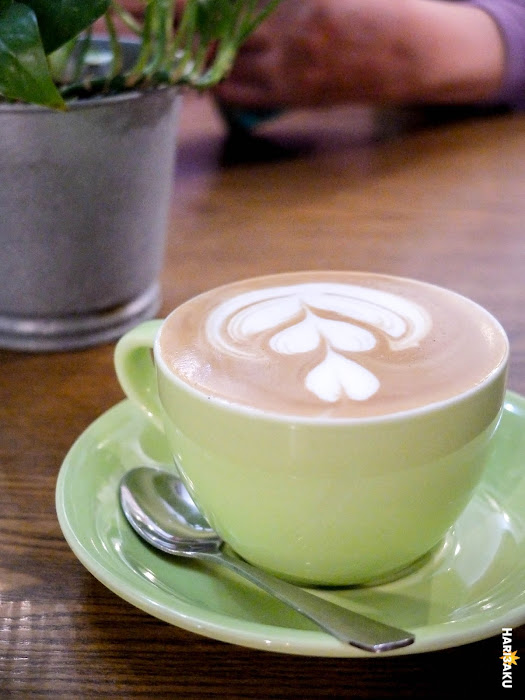 Secawan latte dengan seni tulip