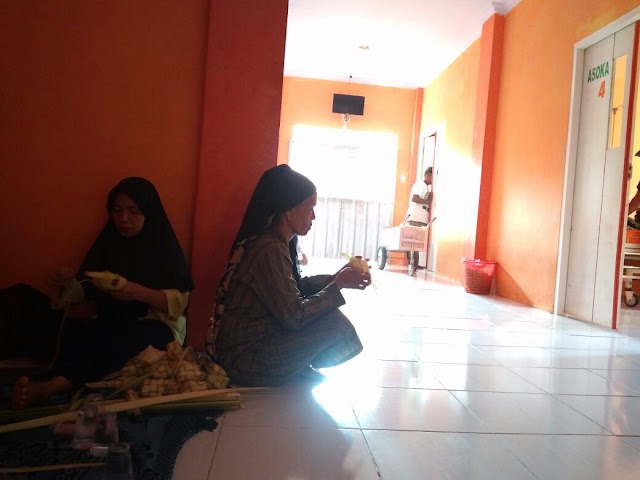 Suka Duka Persiapan Hari Raya Ketupat