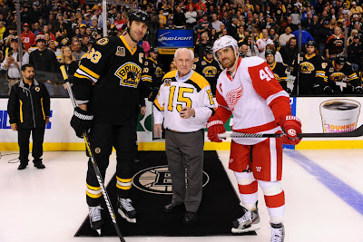 Alumni legend Milt Schmidt poses with Zdeno Chara #33 of the Boston Bruins and Henrik Zetterberk #40 of the Detroit Red Wings