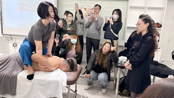 ▲被譽為「京都女王」的日本美容界領軍人物長原多賀子，18日親臨建國科大美容系，示範其獨創的「TRIM RETURN」徒手技術。（記者林明佑翻攝）