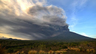 Berita informasi - Gunung Agung Meletus , wisatawan Tetap Ke Bali Lewat Jalur Banyuwangi