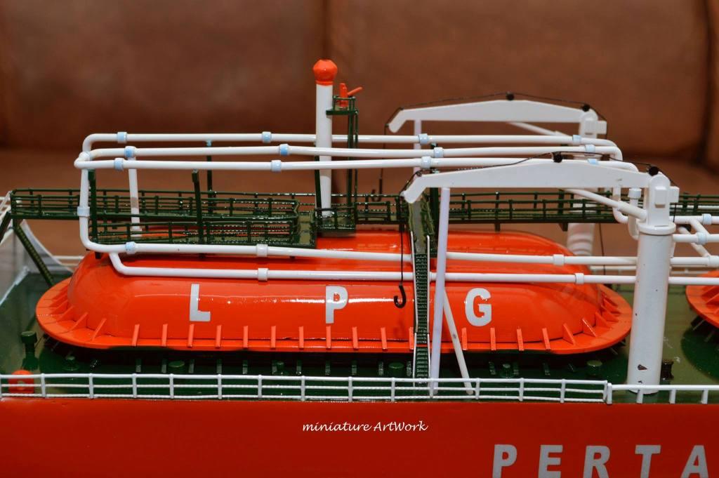 maket souvenir miniatur kapal gas arar tanker lpg indonesia