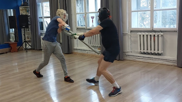 Cпарринг длинным японским мечом о-катана в школе кендзюцу Katana Club