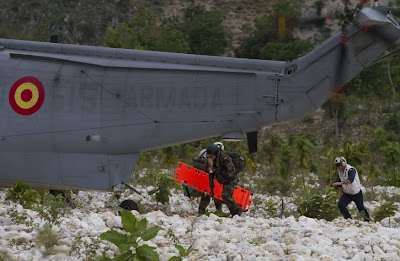 Cuatro militares españoles mueren al estrellarse en Haití el helicóptero en el que viajaban.