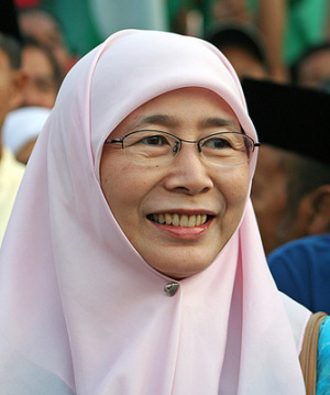 Putt For Change: WAN AZIZAH SINGS TO THE TUNES OF PARTY ...