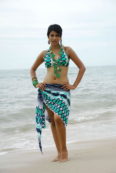 shraddha das new spicy from mugguru movie, shraddha das hot images