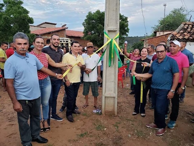 PREFEITA INAUGURA POSTE EM CIDADE DO PIAUÍ