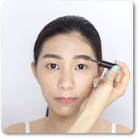 Apply eyebrow mascara to lighten the original brow color