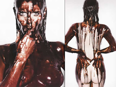 Heidi Klum nua coberta de chocolate