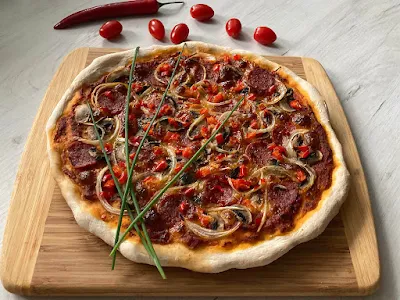 Pizza domowa z mozzarellą, pieczarkami i salami