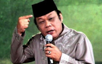 Pertanyaan.  Apakah manfaat-manfaat yang bisa ditemui kaum Muslimin dalam haji?  Syaikh Muhammad bin Shalih al-Utsaimin rahimahullah menjawab: [1]  Ada banyak manfaat yang bisa disaksikan manusia dalam haji; baik yang terkait agama, kemasyarakatan maupun manfaat duniawi.  Adapun manfaat-manfaat bernuansa agama yaitu berupa manasik haji yang ditunaikan para jamaah haji. Juga kajian-kajian dan bimbingan yang dilakukan oleh para Ulama dari berbagai penjuru negeri. Begitu pula dengan infak (yaitu harta yang dikeluarkan oleh para jama’ah haji) yang ditunaikan untuk keperluan haji, sebab infak ini termasuk dalam kategori infak di jalan Allâh Subhanahu wa Ta’ala.  Sedangkan kemanfaatan yang bersifat kemasyarakatan atau sosial yaitu dengan saling mengenal antar sesama kaum Muslimin yang sedang menunaikan ibadah haji sehingga hati mereka terajut dalam persaudaraan, juga adanya kesempatan untuk saling berkaca dengan akhlak sesama Muslim sekaligus mengaplikasikannya, juga akan terjalin interaksi yang terpuji dan pendidikan yang bagus antara sesame. Ini semua bisa disaksikan oleh setiap orang yang cerdas dalam memperhatikannya.  Adapun kemanfaatan duniawi, bisa berupa pendapatan yang didapatkan oleh para pengusaha alat transportasi dan lainnya yang disewa untuk kepentingan haji. Demikian pula bisnis atau perniagaan yang dilakukan para jamaah yang mendatangkan suatu komoditas atau yang mereka import dari Mekkah. Dan manfaat-manfaat besar lainnya. Oleh karena itulah, Allâh Azza wa Jalla berfirman:  لِيَشْهَدُوا مَنَافِعَ لَهُمْ  Supaya mereka menyaksikan berbagai manfaat bagi mereka dan supaya mereka. [Al-Hajj/ 22: 28]  Dalam ayat tersebut, Allâh Azza wa Jalla menggunakan bentuk shighat jamak (plural), bahkan shighatnya adalah shighat muntahal jumu’ (bentuk final dari jamak taksir yang menunjukkan makna yang sangat banyak)  Akan tetapi yang patut disayangkan, haji pada masa-masa sekarang ini bagi banyak orang tidak bisa memetik berbagai manfaat besar tersebut. Bahkan seolah-olah haji hanya sebatas perbuatan dan ucapan kosong nan rapuh, yang ada hanya bentuk fisik belaka. Maka tidak heran bila hal itu tidak bisa mendatangkan kekhusyukan dalam hati, tidak bisa mewujudkan keharmonisan dan keakraban antara sesame kaum Mukminin, tidak bisa pula menjadikan mereka bisa belajar dan mengkaji hal-hal terkait agama mereka. Bahkan mungkin saja ada sebagian dari mereka yang punya niat buruk untuk menyeru manusia menuju kepada kebatilan; baik itu dengan ucapan, ataupun dengan tindakan, seperti membagikan brosur-brosur yang menyesatkan dan merusak agama. Tentu saja ini adalah hal yang sangat menyedihkan. Ini termasuk perkara yang menjadikan ibadah haji mereka keluar dari tujuan ditetapkannya haji dalam syariat ini.  Melalui kesempatan ini, saya hendak memberikan nasihat kepada saudara-saudaraku para jamaah haji:  1. Mengikhlaskan niat hanya karena Allâh dalam berhaji, sehingga tidak ada maksud lain dalam berhaji kecuali hanya menggapai pahala Allâh Azza wa Jalla dan negeri Allâh yang mulia di surga.  2. Senantiasa berupaya untuk ittiba’ (mengikuti) Nabi Shallallahu ‘alaihi wa salam secara sempurna dalam berhaji. Karena Beliau Shallallahu ‘alaihi wa salam bersabda:  لِتَأْخُذُوا (عَنِّي) مَنَاسِكَكُمْ   Hendaklah kalian mengambil manasik haji kalian dariku.[2]  3. Berusaha maksimal untuk menjalin keharmonisan, keakraban antara kaum Muslimin dan saling bertukar informasi yang seharusnya mereka ketahui, berupa berbagai permasalahan kaum Muslimin, baik terkait problematika, agama, kemasyarakatan dan lain sebagainya.  4. Berlaku lembut kepada sesama jamaah haji di tempat-tempat manasik haji, misalnya saat thawaf, sa’i, lempar jamrah, saat bertolak menuju Arafah dan dari Arafah, dan saat-saat lainnya.  5. Berusaha maksimal untuk menunaikan manasik haji dengan penuh tenang dan khidmat. Jangan sampai seseorang melakukan haji, seolah-olah ia hendak menghadapi satu pasukan musuh, terutama saat lempar jamrah. Ada sebagian orang yang hendak melempar jamrah dengan luapan amarah dan emosi. Terkadang iapun mengucapkan kata-kata buruk yang tidak layak untuk diucapkan di tempat lain; lalu bagaimana pula bila kata-kata tersebut diucapkan di tempat ini?!  6. Agar menjauh sejauh-jauhnya dari tindakan menyakiti atau mengganggu, baik menyakiti secara materi maupun immateri. Misalnya tidak membuang kotoran di jalanan, tidak buang sampah sembarangan dan tindakan yang mengganggu lainnya. Juga tidak merokok di tengah-tengah orang-orang yang tidak suka akan hal tersebut. Padahal merokok sendiri adalah hal yang diharamkan, baik saat ihram maupun di luar ihram. Bila itu terjadi saat ihram, itu akan mengurangi pahala ihram, mengurangi pahala haji dan umrah. Karena Allâh Subhanahu wa Ta’ala berfirman:  فَمَنْ فَرَضَ فِيهِنَّ الْحَجَّ فَلَا رَفَثَ وَلَا فُسُوقَ وَلَا جِدَالَ فِي الْحَجِّ  Barangsiapa yang menetapkan niatnya dalam bulan itu akan mengerjakan haji, maka tidak boleh rafats (hubungan suami istri dan yang menjurus padanya), berbuat fasik dan berbantah-bantahan di dalam masa mengerjakan haji… [Al-Baqarah/ 2: 197]  Dan rokok hukumnya haram. Terus menerus melakukannya bisa menjadikannya sebagai dosa besar.  Yang jelas, seseorang saat berhaji hendaknya selalu dalam keadaan yang paling sempurna, dalam hal pelaksaan ajaran agama dan juga akhlak perangainya. Sehingga ia bisa mendapatkan rasa dan pengaruh dari haji tersebut.