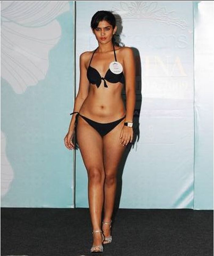 heroines in bikini. Vedam fame actress Deeksha