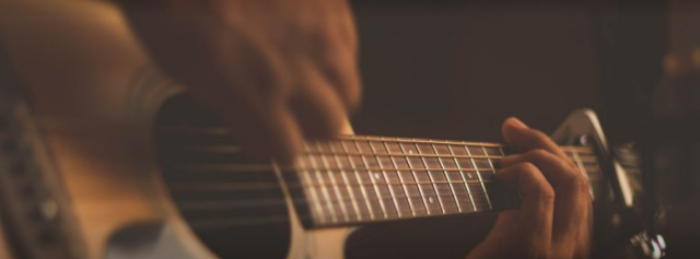 8 Cara Memainkan Gitar Dengan Benar Untuk Para Pemula