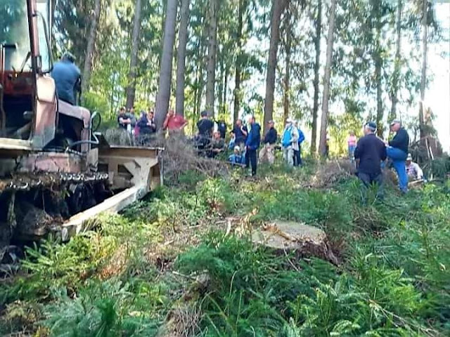 Друзі, допоможіть будь ласка! Сьогодні маленьке, але дуже дружнє село повстало проти лісової мафії. Підтрuмайте людей!