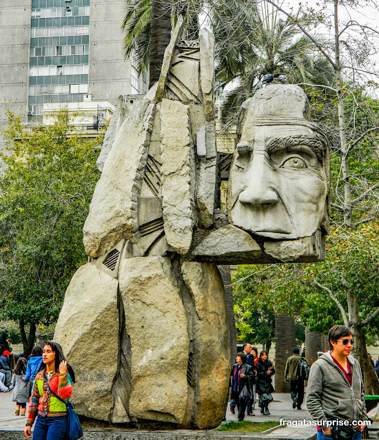 Monumento aos Povos Originários na Praça de Armas de Santiago do Chile