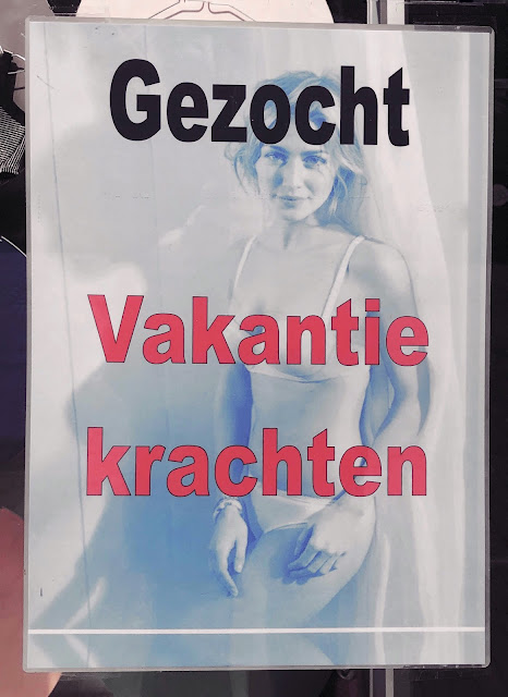 Affiche met foto van wulpse dame in zwemkleding en de tekst 'Gezocht: vakantiekrachten', Zevenaar, juni 2020