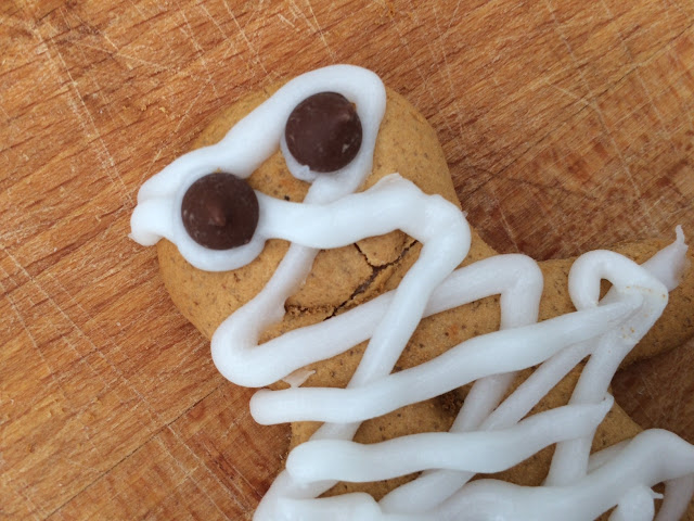 Gingerbread man with zigzag icing and chocolate chips for eyes