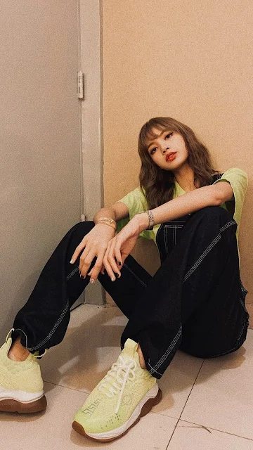 In 2019, Lisa was voted 2nd in Starmometer’s Most Beautiful Woman in the World and 1st in TC Candler Asia’s Most Beautiful Face in Asia.