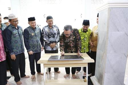 Sekdaprov Resmikan Masjid Bina’ul Ummah di Bappeda Lampung