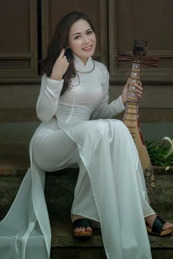 Thiếu nữ ngồi áo dài trắng đàn tỳ bà