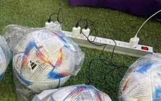 balón de fútbol IoT cargándose antes de un partido