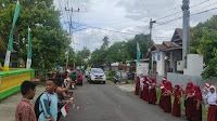 Siswa-Siswi SDN 17 Bila Sambut Arak-Arakan Piala Adipura