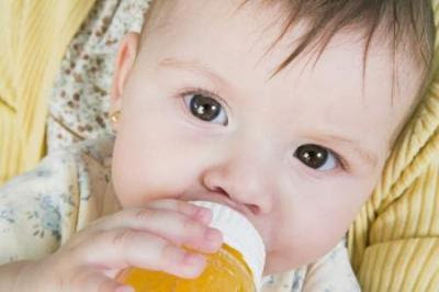 Cho trẻ dưới 1 tuổi uống nước hoa quả