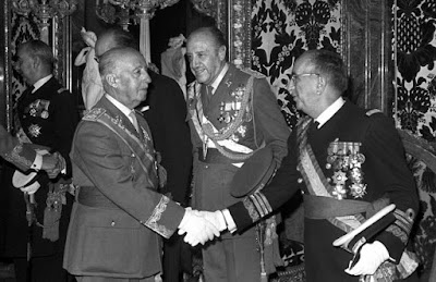 Francisco Franco saluda al Ministro de Marina, Adolfo Baturone, durante una recepción en el Salón del Trono del Palacio de Oriente, en octubre de 1971. Detrás, el Ministro del Ejército, Juan Castañón de Mena