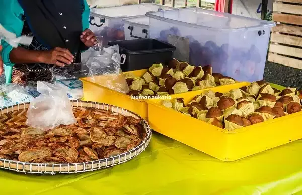 Akok dan Kek Pisang di Pasar Tani Ayer Lanas Jeli Kelantan