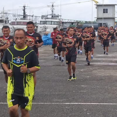 Asah 10 Kemampuan Dasar, Prajurit Yonmarhanlan I Laksanakan Lari 3200 Meter di Mako Lantamal Belawan