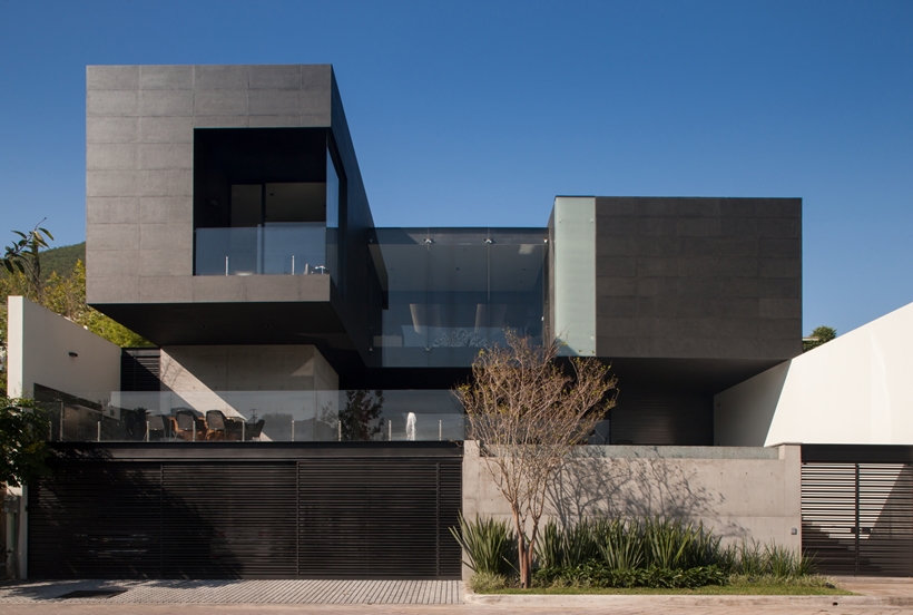 Facade of Dominant modern mansion by GLR Arquitectos