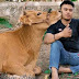 Bikin Ngakak! Niat Selfie Bareng, Pemuda Ini Malah Dicium Sapi Kurban