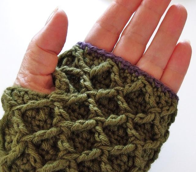 how to crochet, crochet patterns, waffle stitch, honeycomb, lattice, mittens, scarf,