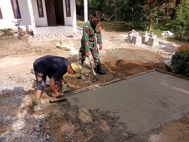 Satgas TMMD Ke-111 Kodim 1207/Pontianak Bantu Warga Buat Tanjakan Jalan Depan Rumah