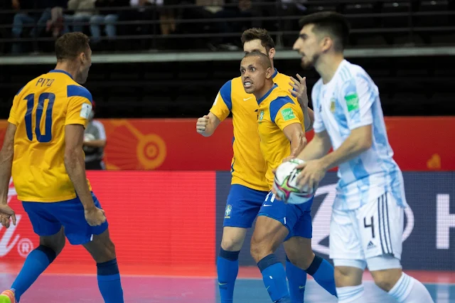 Brasil comemorando gol na Copa do Mundo de Futsal