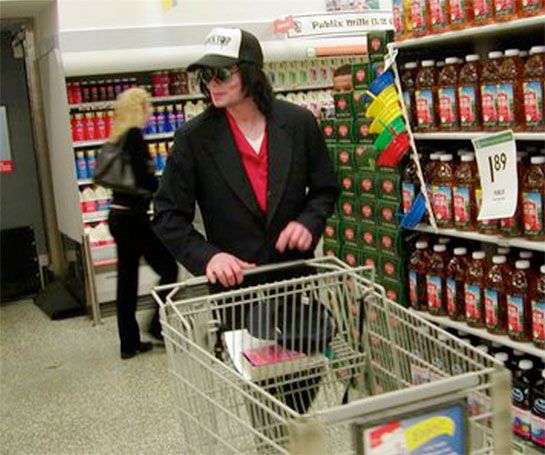 Fotografías de Michael Jackson comprando en un supermercado