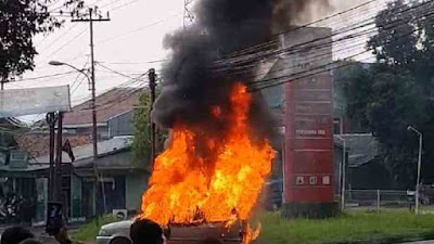 BRAKING NEWS : Warga dan Pengguna Jalan Raya Leuwiliang Dihebohkan dengan Terbakarnya Mobil Didepan SPBU Leuwiliang