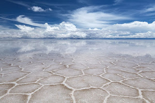 Fenomena alam menarik ini bisa Anda jumpai di danau garam Kota Yuncheng, China. Disana Anda bisa melihat fenomena air danau yang berwarna-warni.    Fenomena itu terjadi karena kepadatan ganggang yang tinggi serta pencahayaan yang cukup. Ketika ganggang bermekaran, Anda akan melihat sensasi perubahan warna dari hijau, kuning ke merah dan magenta.    Fenomena tersebut terjadi pada Bulan September hingga Oktober.