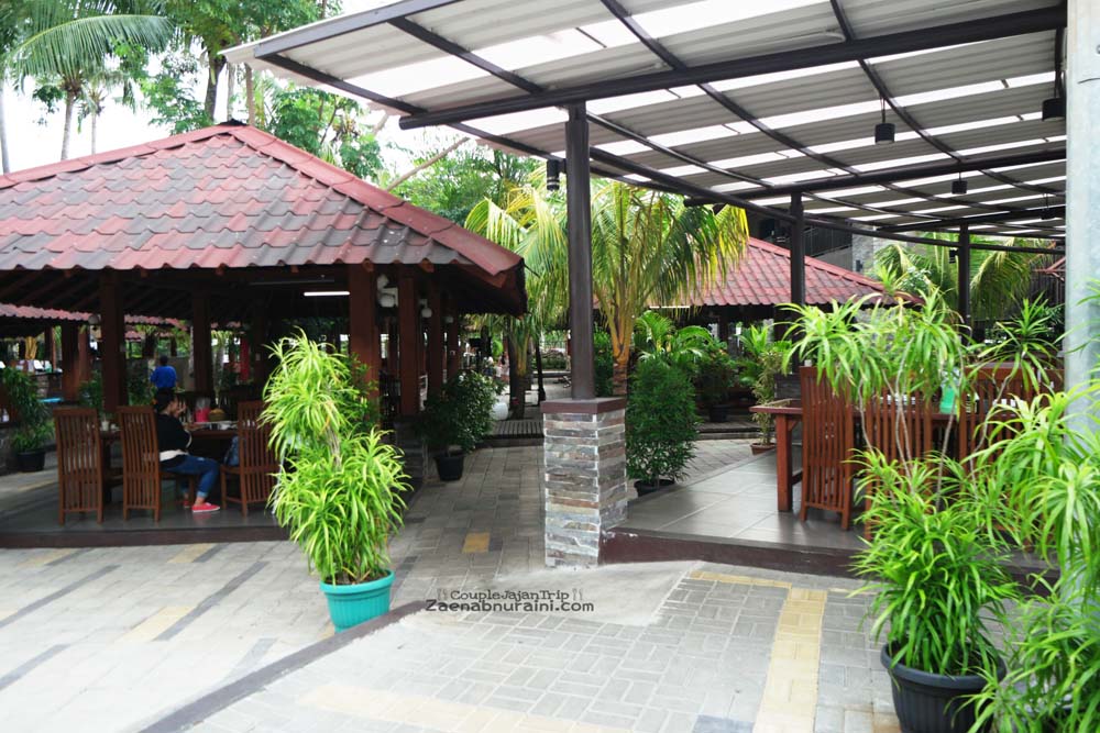 Taman Santap Rumah Kayu Air  Ancol Nuansa Makan di Dalam 