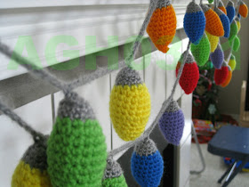 http://agh0311crochet.blogspot.nl/2012/11/christmas-light-garland-or-ornament.html