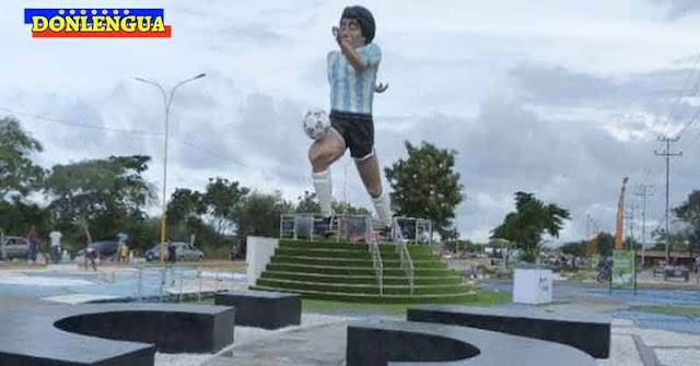 Lacava inauguró la estatua en honor al drogadicto Maradona en Puerto Cabello