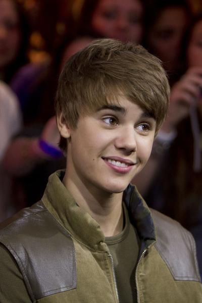 justin bieber 2011 wallpaper new. justin bieber 2011 new haircut