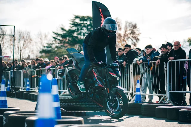 una altura de asiento de 795 mm, apta para pilotos de distintas tallas