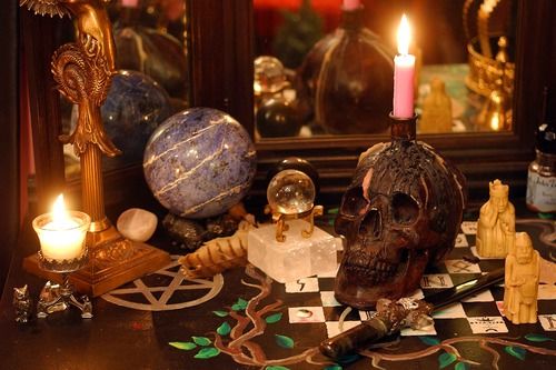 Những chú ý cần biết khi tự tạo bàn thờ làm phép của phù thủy