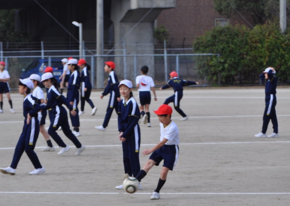 敬愛小学校 ５年生体育 サッカーの授業